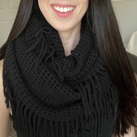 Women’s scarf with fringe detail - Picture 3 of 3